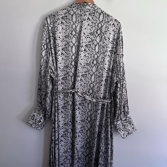 Sleek Good American Python Duster Robe Size 5= 2XL - Picture 11 of 12